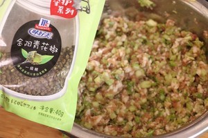 鲜嫩多汁的芹菜猪肉馅饺子的做法 步骤6