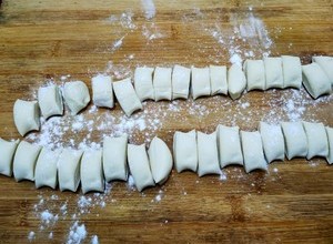 韭菜猪肉饺子(附擀皮和最简单的饺子包法)的做法 步骤11