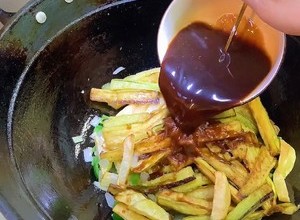 土豆烧茄子的做法 步骤7