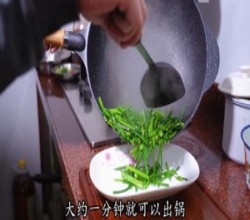 韭菜苔炒鲜鱿鱼的做法 步骤19