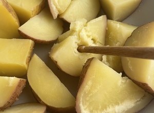 土豆的神仙吃法‼️巨简单 ｜ 炸薯饼的做法 步骤2