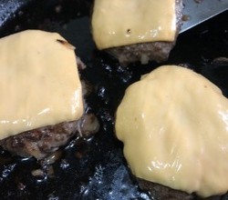 牛肉汉堡 煎出香嫩多汁的牛肉饼的做法 步骤6