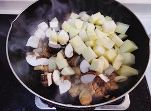 下饭家常菜——【香菇土豆炖鸡腿肉】的做法 步骤9