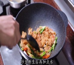 韭菜苔炒鲜鱿鱼的做法 步骤22