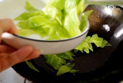 莴笋炒肉 先炒莴笋还是炒肉？需要过油吗？家常做菜实用接地气的做法 步骤14