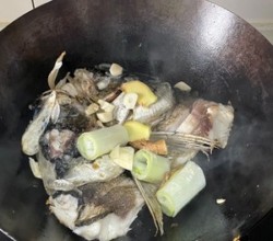 鱼头炖豆腐的做法 步骤4