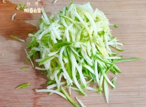 让宝宝爱上吃菜 摊西葫芦软饼（一岁以上婴幼儿辅食）西葫芦黑芝麻鸡蛋饼 煎鸡蛋面糊饼子的做法 步骤2