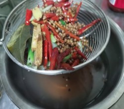 追剧小零食之麻辣冷吃鱼的做法 步骤3