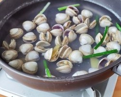 一锅蒸轻松搞定一餐！蛤蜊酿虾滑+鸡蛋豆腐白菜卷+杂粮米饭的做法 步骤10