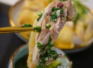 广东湛江特色美食——隔水蒸鸡 原汁原味 鸡滑肉嫩的做法 步骤11