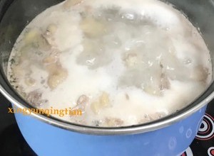 小鸡炖蘑菇(注意一步操作就香气沁人)的做法 步骤5