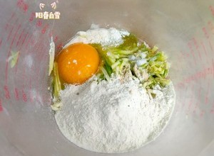 让宝宝爱上吃菜 摊西葫芦软饼（一岁以上婴幼儿辅食）西葫芦黑芝麻鸡蛋饼 煎鸡蛋面糊饼子的做法 步骤4