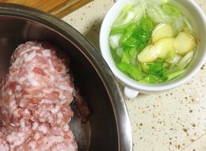 香嫩多汁鲜肉包子（香菇猪肉包）