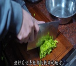 韭菜苔炒鲜鱿鱼的做法 步骤2