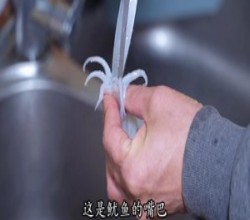 韭菜苔炒鲜鱿鱼的做法 步骤6