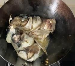 鱼头炖豆腐的做法 步骤3