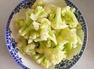 西红柿炒菜花（夏季开胃菜）的做法 步骤3