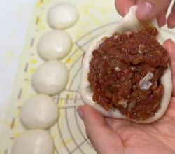 肉饼的包法  肉饼馅的调制  肉沫发面饼      馅饼发面的方法   牛肉馅饼  千层肉饼 西红柿酸辣汤  酸辣粉  软面馅饼的做法 步骤18