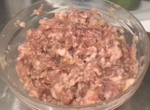 大白菜猪肉香菇饺子馅的做法 步骤3