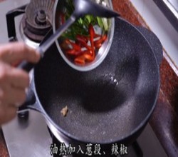 韭菜苔炒鲜鱿鱼的做法 步骤20