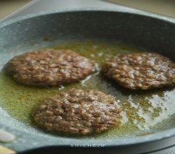 超级新鲜牛肉馅做的汉堡牛肉饼的做法 步骤12