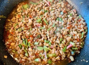 【美味的广场】好吃到刮碗底的泰式菠菜炒猪肉盖饭BY白种元 태국시 시금치고기 텊밤的做法 步骤4