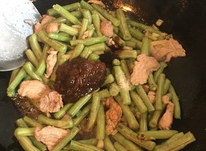 香懵了༄「豇豆猪肉炖粉条」༄的做法 步骤7