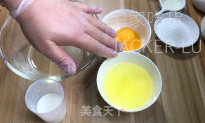 抹茶棉花糖夹心派，丝滑巧克力外壳、入口即化，甜蜜棉花糖、弹性十足。