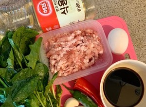 【美味的广场】好吃到刮碗底的泰式菠菜炒猪肉盖饭BY白种元 태국시 시금치고기 텊밤的做法 步骤2