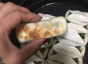 「韭菜猪肉锅贴」这样做，底部金黄焦脆，内馅儿鲜嫩多汁，绝👍👍👍的做法 步骤13