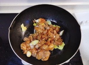 下饭家常菜——【香菇土豆炖鸡腿肉】的做法 步骤7