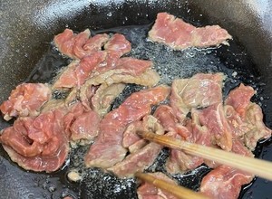 家常小炒牛肉（嫩滑爆赞）的做法 步骤5