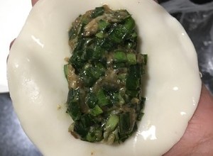 「韭菜猪肉锅贴」这样做，底部金黄焦脆，内馅儿鲜嫩多汁，绝👍👍👍的做法 步骤6