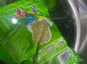 酸菜猪肉炖粉条的做法 步骤3