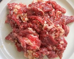 学会了这道菜再也不用去饭店了～家常小炒牛肉（吊龙）的做法 步骤2