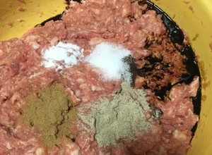 「炸猪肉丸子」有技巧，外酥里嫩杠杠好吃😋的做法 步骤14