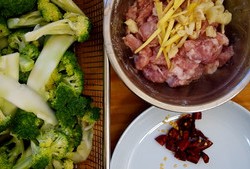 西蓝花炒肉 先炒菜还是炒肉？家常做法的做法 步骤6