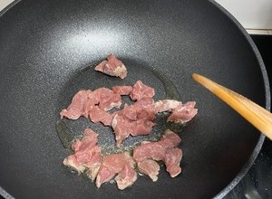 咖喱猪肉土豆的做法 步骤2