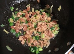 妈妈👩教我做的皮蛋瘦肉粥🥣简单快捷美味😋的做法 步骤3