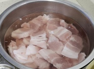 简单版本猪肉白菜炖粉条的做法 步骤2