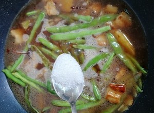 绝对正宗的东北土豆豆角炖五花肉的做法 步骤10