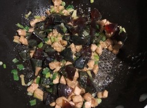 妈妈👩教我做的皮蛋瘦肉粥🥣简单快捷美味😋的做法 步骤4