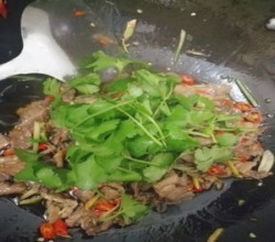 小炒牛肉（小白也可以做的超好吃！！）的做法 步骤4