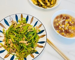 一人食/青椒肉丝+微波茄子/约300卡的做法 步骤12