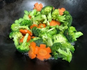 西兰花炒肥牛（附胡萝卜花切法）的做法 步骤6