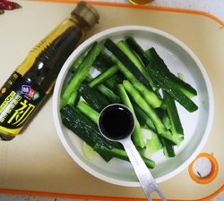 夏季开胃凉菜酸辣黄瓜条，凉拌下酒菜的做法 步骤4