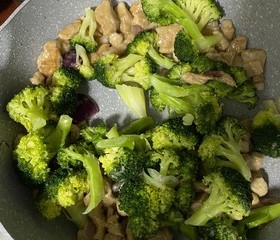 西蓝花炒鸡胸肉减脂的做法 步骤7