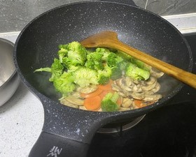 超多维生素减脂餐西蓝花胡萝卜口蘑虾仁拌意面的做法 步骤9