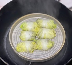 虾肉蘑菇白菜卷的做法 步骤9