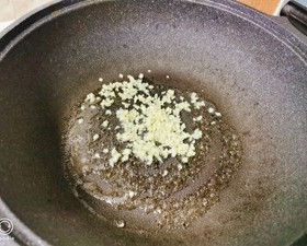 蒜蓉西兰花炒鸡胸肉的做法 步骤4